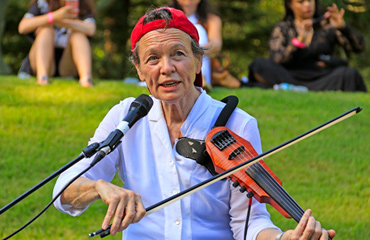 Laurie Anderson ofrece un concierto a una audiencia de perros